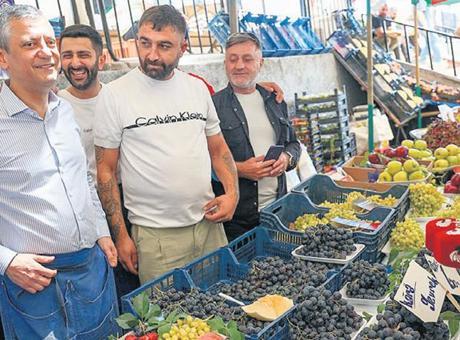 6883dfaae25e42c8919a5188 CHP lideri semt pazarını gezdi! ‘Pazarcılık dede mesleğim’