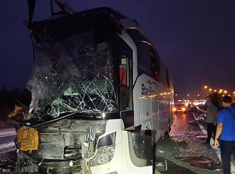 68846d4ed03827c503d207d9 Yolcu otobüsü TIR'a arkadan çarptı: 9 yaralı
