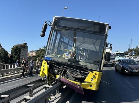 68848cd7ba1ad627b368f6c7 Fatih'te İETT otobüsü çelik bariyerlerde asılı kaldı