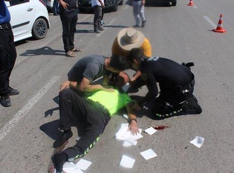 68849ca2ba1ad627b368f71d Ehliyetsiz motosiklet sürücüsü polise çarptı! 'Dur' ihtarına uymadı
