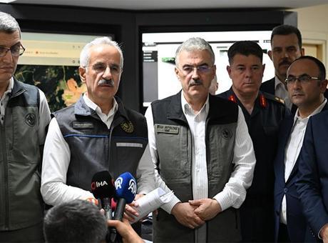 688550a63f27d3361d1528e2 Bakan Uraloğlu'ndan Bursa yangını açıklaması: 2 mahallemiz boşaltıldı