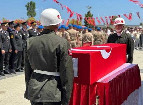 68861776a24008c540a8824e Şehit er Semih Erdoğan, memleketi Giresun'da son yolcuğuna uğurlandı