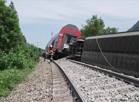 688678890e2c3c6ca81715a5 Almanya'da yolcu treni raydan çıktı! ölü ve yaralılar var