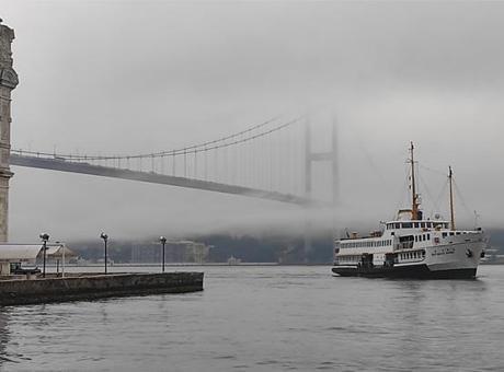 688717ac0e2c3c6ca817174e İstanbul'da sis! Boğaz'da görüş mesafesi düştü