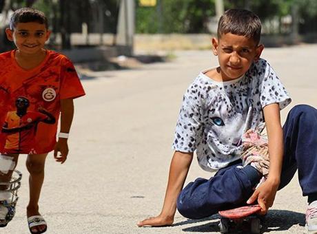 688718623f27d3361d152e25 Kaykayla hayata tutunmuştu: Ayağındaki kemik yanlış kaynayan Serdal artık yürüyebiliyor