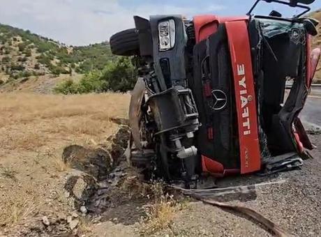 68875ba00e2c3c6ca8171967 Yangına giden itfaiye aracı devrildi: 1 ölü, 2 yaralı
