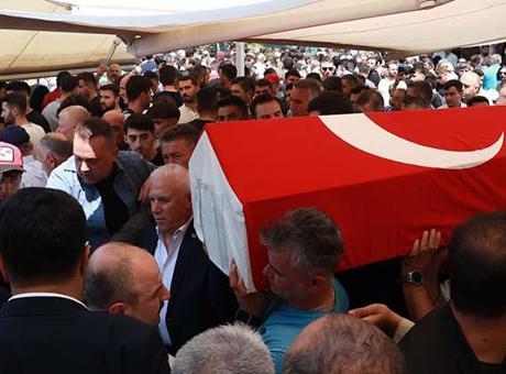 6887620400194e78d1bb12e5 Bursa'da orman yangınına su taşıyan tankerin devrilmesi sonucu hayatını kaybeden 2 kişi defnedildi