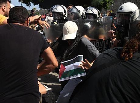 688785f50e2c3c6ca8171afb İsrail gemisine Rodos'ta soğuk duş: Filistin bayraklarıyla protesto edildiler!