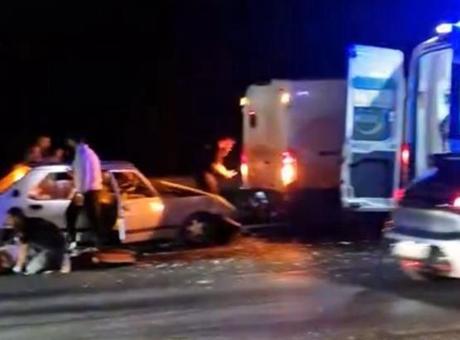 688811b50e2c3c6ca8171cb2 Küçükçekmece'de otomobil İETT yol bakım aracına çarptı! 1'i ağır 5 yaralı