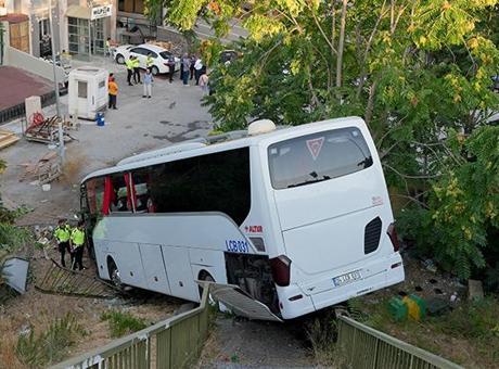 688855f4736e83cca7f0a5c5 Son Dakika Haberleri: Maltepe'de kaza! Şarampole düşen otobüste yaralılar var...