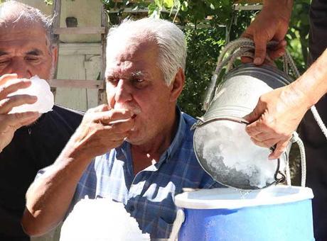 68888f73a24008c540a88920 Kışın kuyulara dolduruyorlar, yazın serinlemek için yiyorlar! ‘Sıcaklar bize etki etmiyor’
