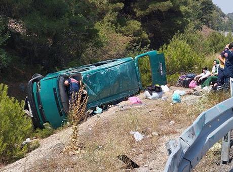 6889e48900194e78d1bb1b07 Sivas'ta minibüs devrildi: 13 yaralı