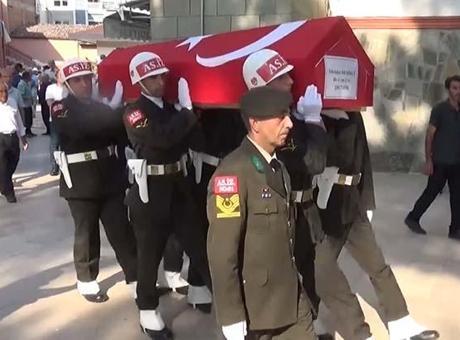 688a05dfa24008c540a88e36 Amasya'da traktörün devrilmesi sonucu ölen Uzman Çavuş Demirci'nin cenazesi defnedildi