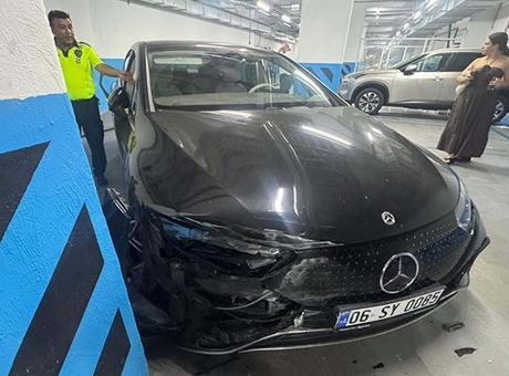 688a1b7da24008c540a88f55 Çeşme'de vale skandalı! 7 milyonluk aracı otoparkta pert etti