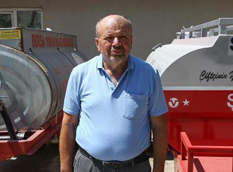 688a24cda24008c540a88fa5 Patlayan lastikle yangına su taşıyan çiftçiye, 3 tanker hediye edildi! 2'sini bağışladı