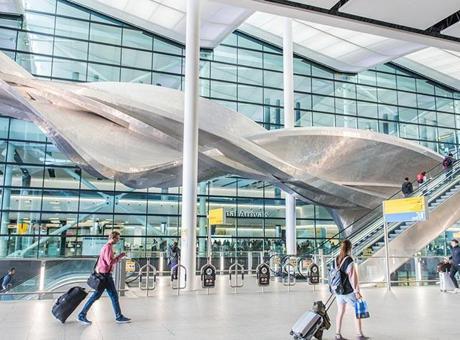 688a42543f27d3361d153def Londra hava sahası teknik arıza sebebiyle kapatıldı