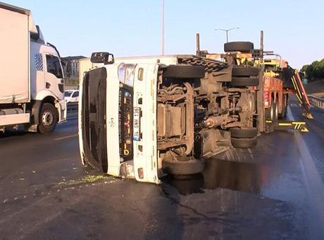 688b00a6736e83cca7f0afa4 Başakşehir TEM Otoyolu'nda kamyonet devrildi; trafik yoğunluğu oluştu