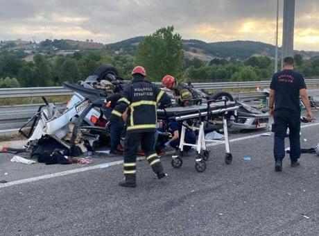 688b07ff0e2c3c6ca8172934 Kuzey Marmara'da feci kaza! Otomobil yön tabelasına çarptı: 1 ölü, 4 yaralı