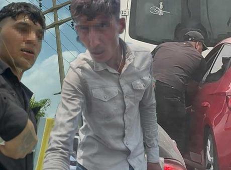 688b20c80e2c3c6ca8172997 Trafikte dehşet! ‘Cam silelim’ diye geliyorlar, zorla kapıyı açıyorlar: Para vermezsen çizerim