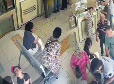 688b34250e2c3c6ca8172a72 PTT şubesinde şoke eden an! Küçük çocuğun imdadına PTT görevlisi yetişti