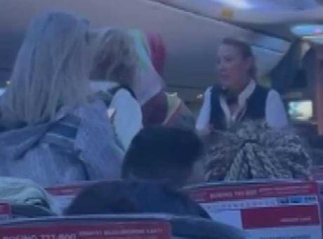 688cc1800e2c3c6ca8173017 Sofya'dan İstanbul'a gelen uçakta kriz! 'Kural dışı yolcu prosedürü' uyguladı'