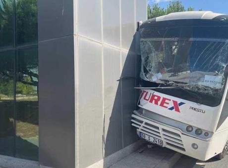 688cd1120e2c3c6ca8173051 İşçi servisi direğe çarptı! Çok sayıda yaralı var