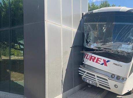 688cd372a24008c540a89e5b İşçi servisi direğe çarptı: 16 yaralı