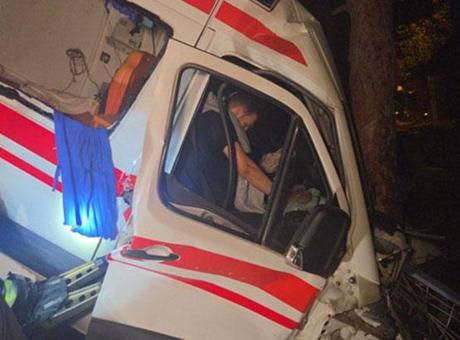 688d2957a24008c540a8a044 Bursa'da kamyonet ile ambulans çarpıştı: 5 yaralı
