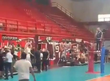 688e0c8a736e83cca7f0bc04 Yunanistan-İsrail maçında Filistin protestosu: Bayrak açanlara polisten sert müdahale!