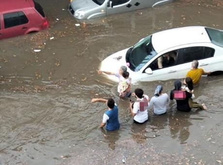 688e4df10e2c3c6ca81737f8 Sokaklar göle döndü! Onlarca araç alt geçitte mahsur kaldı