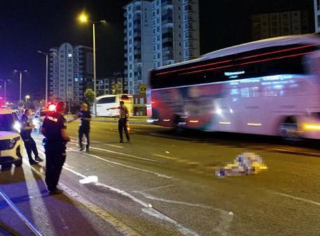 688eb2e6736e83cca7f0bdef Kayseri'de korkunç kaza! Önce hafif ticari araç çarptı sonra otomobil ezdi
