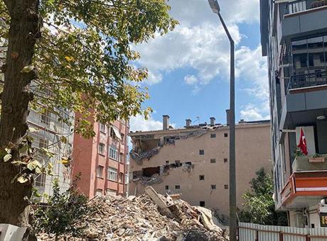 688f51b6a24008c540a8a821 Panik anları... 5 katlı bina yıkım sırasında yandaki binanın üzerine çöktü