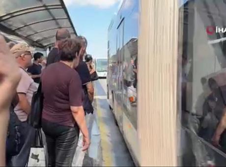 688f7e4e736e83cca7f0bf90 İstanbul Cevizlibağ'da metrobüs arızası yaşandı