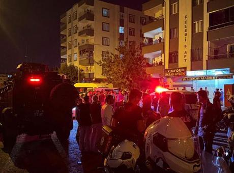 688fbbf43f27d3361d154f91 Çocuklar arasında başlayan tartışmaya aileler de katılınca silahlı çatışma çıktı: 7 yaralı