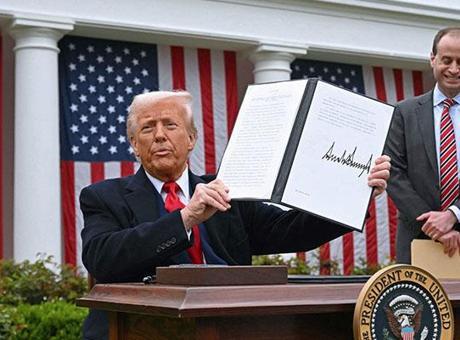 6890721aa24008c540a8ae9f Trump'tan şaşırtan karar: 'Gümrük vergisi gelirini halka dağıtabiliriz!'