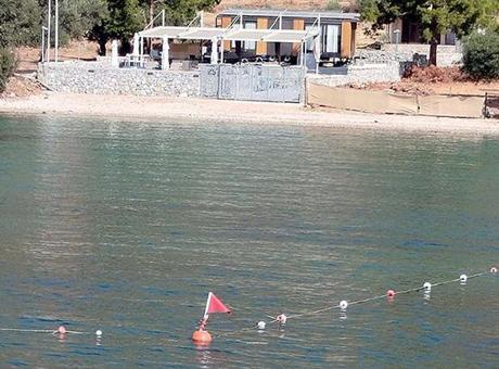 689086b0a24008c540a8af90 Sahile duvar ördü, denize şerit çekti! Doğa harikası koya yerleşti, sosyal medya yıkıldı