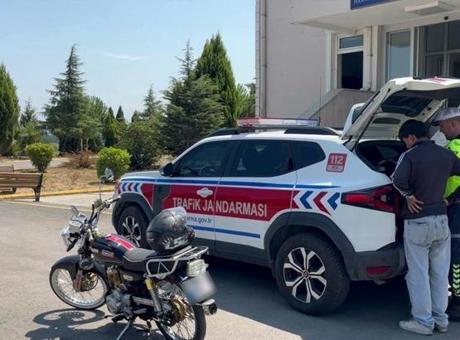 6890eb6f736e83cca7f0c308 Sakarya'da motosikletlinin tehlikeli şovu pahalıya patladı! Ehliyetine süresiz el konuldu