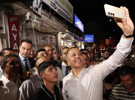 68911a3a736e83cca7f0c378 Çeşitli temaslarda bulunmak üzere ağrıda bulunan Bakan Yerlikaya esnafla buluştu