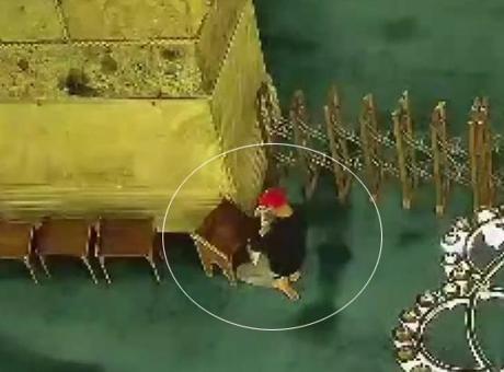 6891df133250cccd63890491 Son dakika...Ayasofya Camii'nde yangın çıkarmaya çalışan şüphelinin görüntüleri ortaya çıktı!