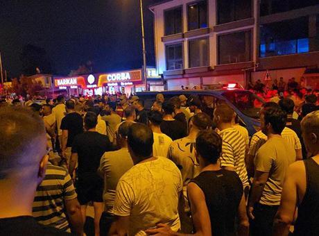 6896be6dda6924d71004ec04 Taşkınlık çıkarıp, 1 kişiyi bıçakladılar! Linçten ekipler kurtardı