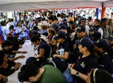 68aad42e197a86fd5d50f9a6 Son Dakika! Venezuela'da memurlar, ev hanımları ABD 'tehdidine' karşı milis kuvvetlere katılıyor