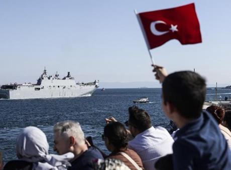 68ab2caffc0725e239a7c525 İstanbul Boğazı'ndaki geçit törenine vatandaşlardan yoğun ilgi! 'Gurur verici'