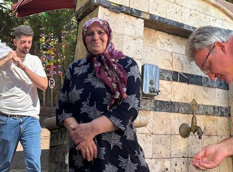 Önce kurşuladılar, camiye ve minibüse bile almadılar! 'Kılıbık' hikayesi yayıldı: Mahalle türbeye döndü