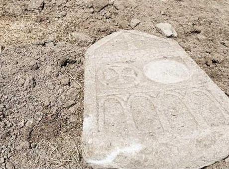 68ad6686fc0725e239a7d0b5 Yer: Çorum! Kanal kazısında tarihi mezar taşı çıktı