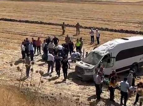 Malazgirt kutlamalarına gidenleri taşıyan minibüs devrildi! 10 yaralı