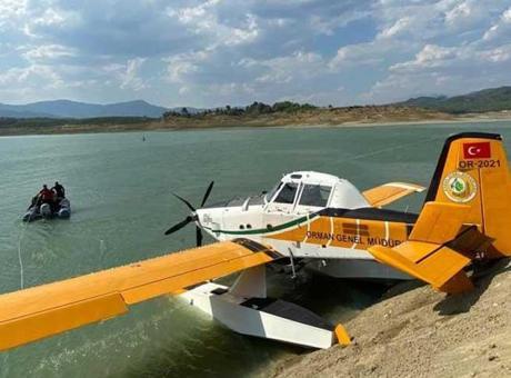 68adc562197a86fd5d5101a8 Burdur'da kırıma uğrayan eğitim uçağı vinç yardımıyla çıkarıldı