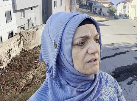 70 ev boşaltıldı, yollar çatladı: 'Kazıdan sonra heyelan başladı'