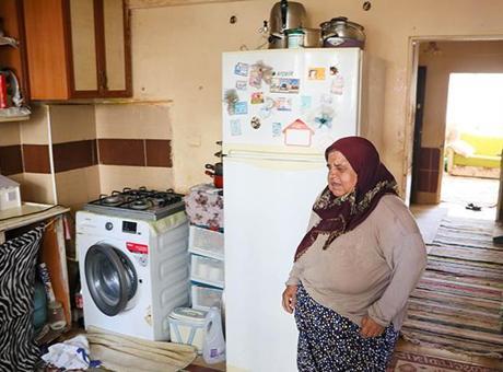 Yıkılacak binada bir başına kaldı! 65 yaşındaki Dudu Teyze sokakta kalma tehlikesiyle karşı karşıya