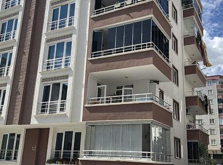 Samsun'da genç kız perde takarken 3. kattan düştü