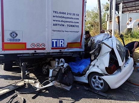 TIR'a arkadan çarpan otomobildeki iki kardeş hayatını kaybetti